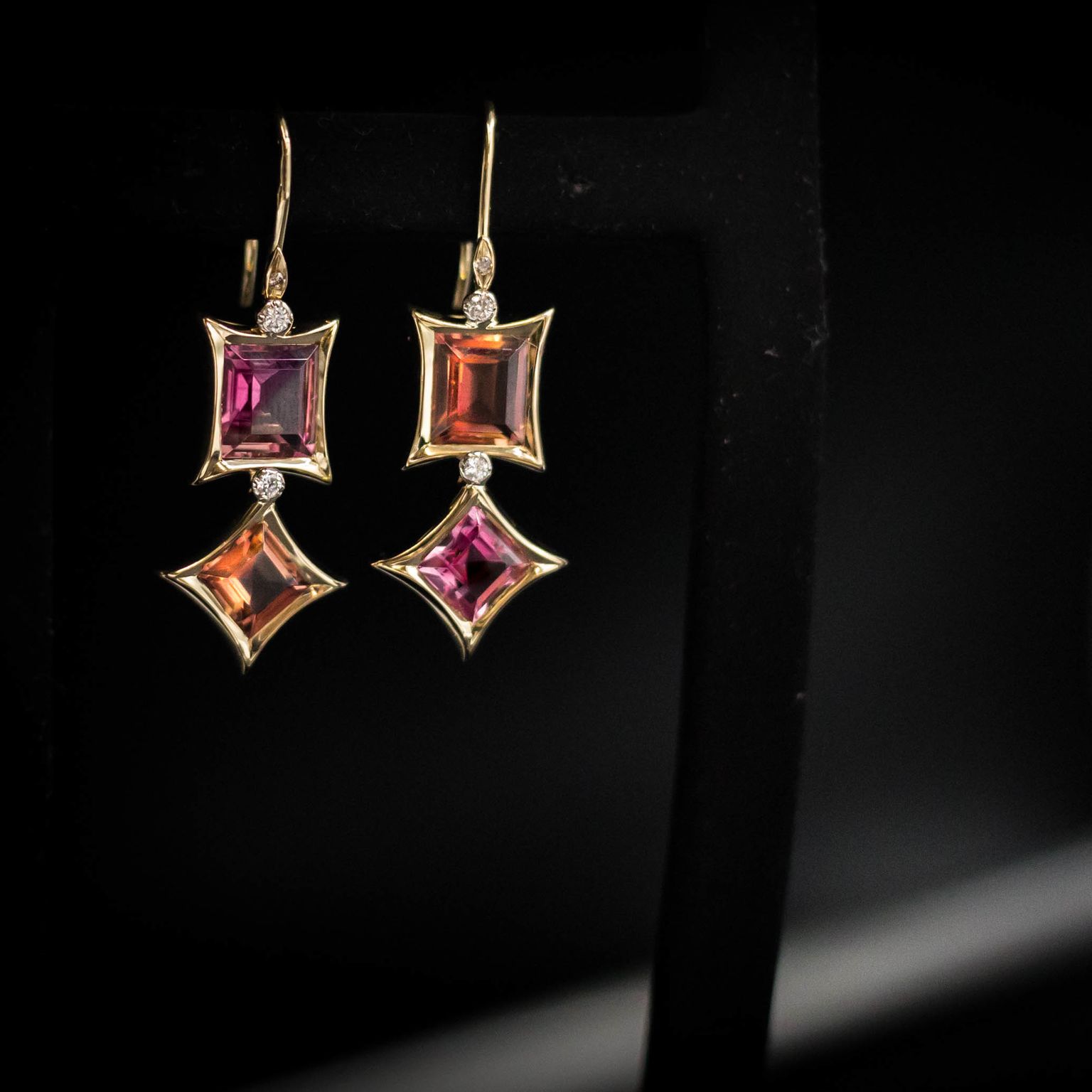 Boucles d'oreille Chassé-croisé - Tsavorites, diamants jaunes et blancs sur or blanc palladié