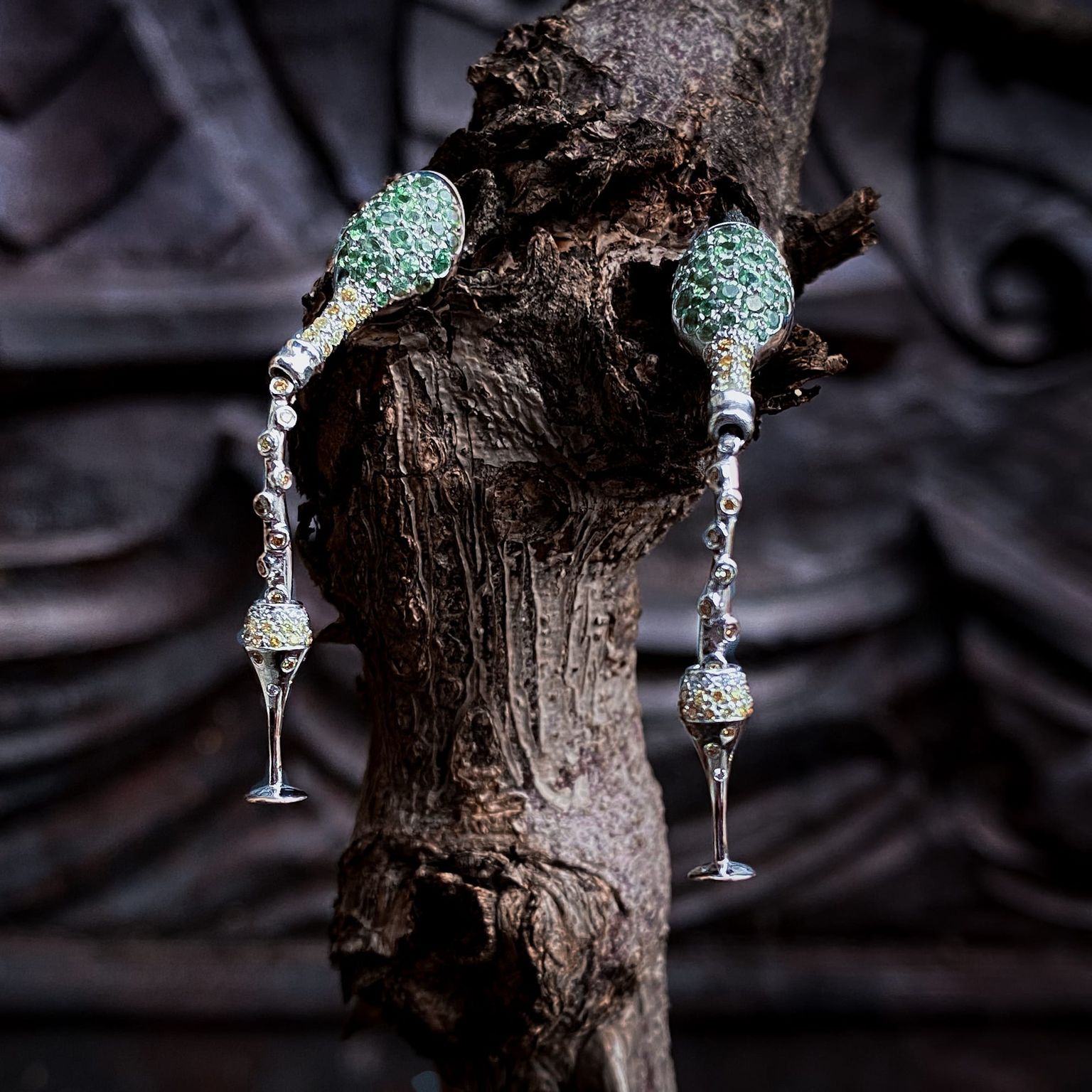 Boucles d'oreilles Lady Bulle - Tsavorites, diamants jaunes et blancs sur or blanc palladié